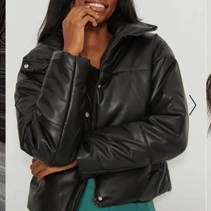 Svart läder pufferjacka - Säljer min fina läderjacka som nästa är oanvänd. Säljer pga att jag har två styckna. Storlek 36