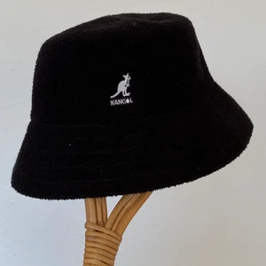 KANGOL BUCKET - Äkta KANGOL Bermuda bucket strl medium. Knappt använd och är i nyskick! ❤️‍🔥