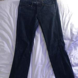 Lågmidjade Jeans från Wrangler. Vet inte storleken men S/M. 150kr + Frakt. 