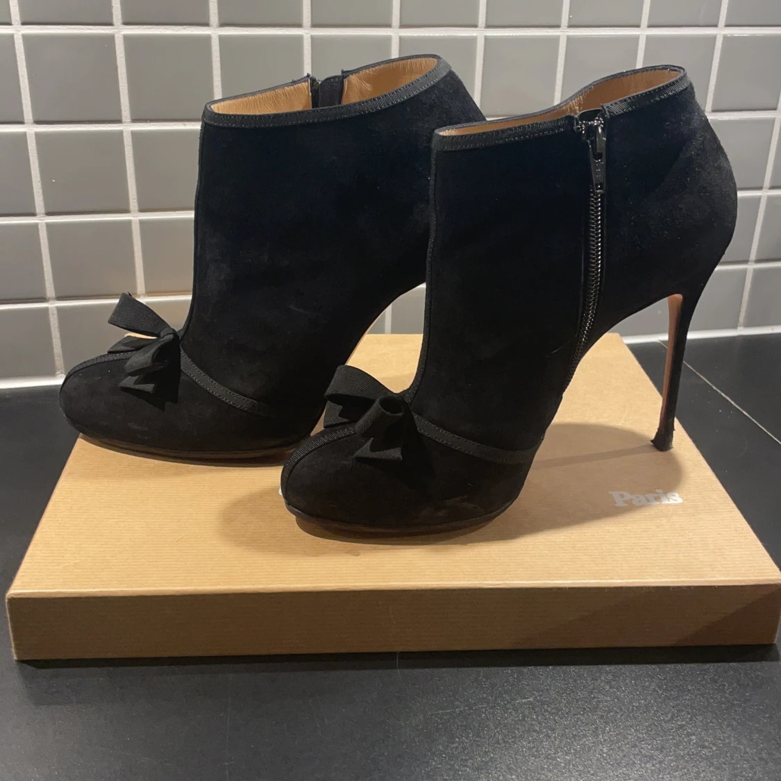  Christian Louboutin  - 90