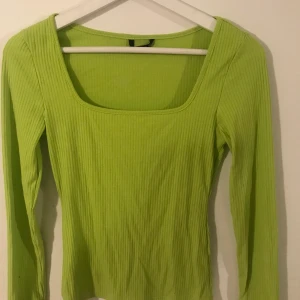 Neon Lime/Grön Tröja - En grön tröja som aldrig kommer till användning. Som sagt har jag inte använt den ofta så den är i väldigt bra skick! Priset kan diskuteras💕