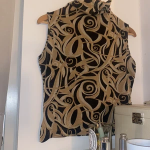 Topp - Rolig och fin tröja köpt på second hand, XS/S 😇 Svart, guldig och glittrig 