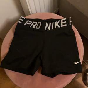 Tränings shorts ifrån Nike som är i fortfarande bra skick knappt använda! Strl s men passar m