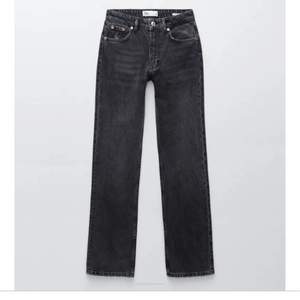 Säljer mina helt oanvända mid waist straight jeans från Zara! Super snygga men va aningen för korta på mig som är 174 så har inte kommit till användning :-/  Skriv om du har frågor:) (säljer likadana blåa!)