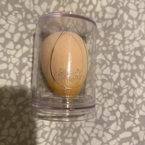 Beauty blender - Beauty blender. Testad 1 gång men kommer ej till användning. Nypris 199kr säljer för 95kr