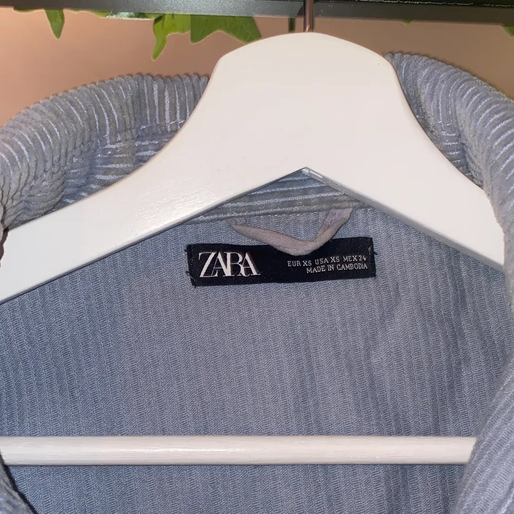 Säljer denna trendiga manchester jacka/ overshirt från zara. Knappt använd, strl xs. . Jackor.