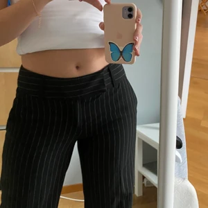 Lågmidjade kostymbyxor - Assnygga lågmidjade kostymbyxor köpta secondhand. Står storlek 32 men skulle säga att de passar både S och XS🙏🏻