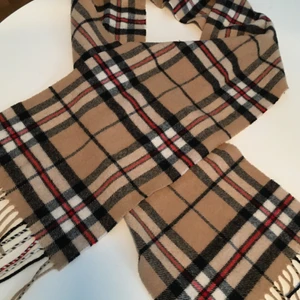 Frangi halsduk made in scotland  - Frangi pure new wool made in scotland halsduk i toppskick .mått:182x26cm