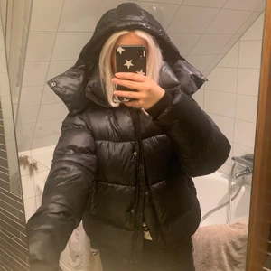 Bikbok jacka - Säljer nu min älskade Bikbok jacka. Svart i storlek S. Bud startar på 400kr. Frakt tillkommer🤍🤍 !!!!OBS BUDGIVNINGEN AVSLUTAS ONSDAG 8/12 KL 18 ISTÄLLET!!!!!!