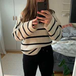 Randig stickad tröja - Jättefin randig stickad tröja köpt på en second hand i London! Passar perfekt till jeans och är jättemysig nu i vinter❄️ Lång och lite vid i armarna!! Kontakta mig vid intresse eller mer info/bilder 💕