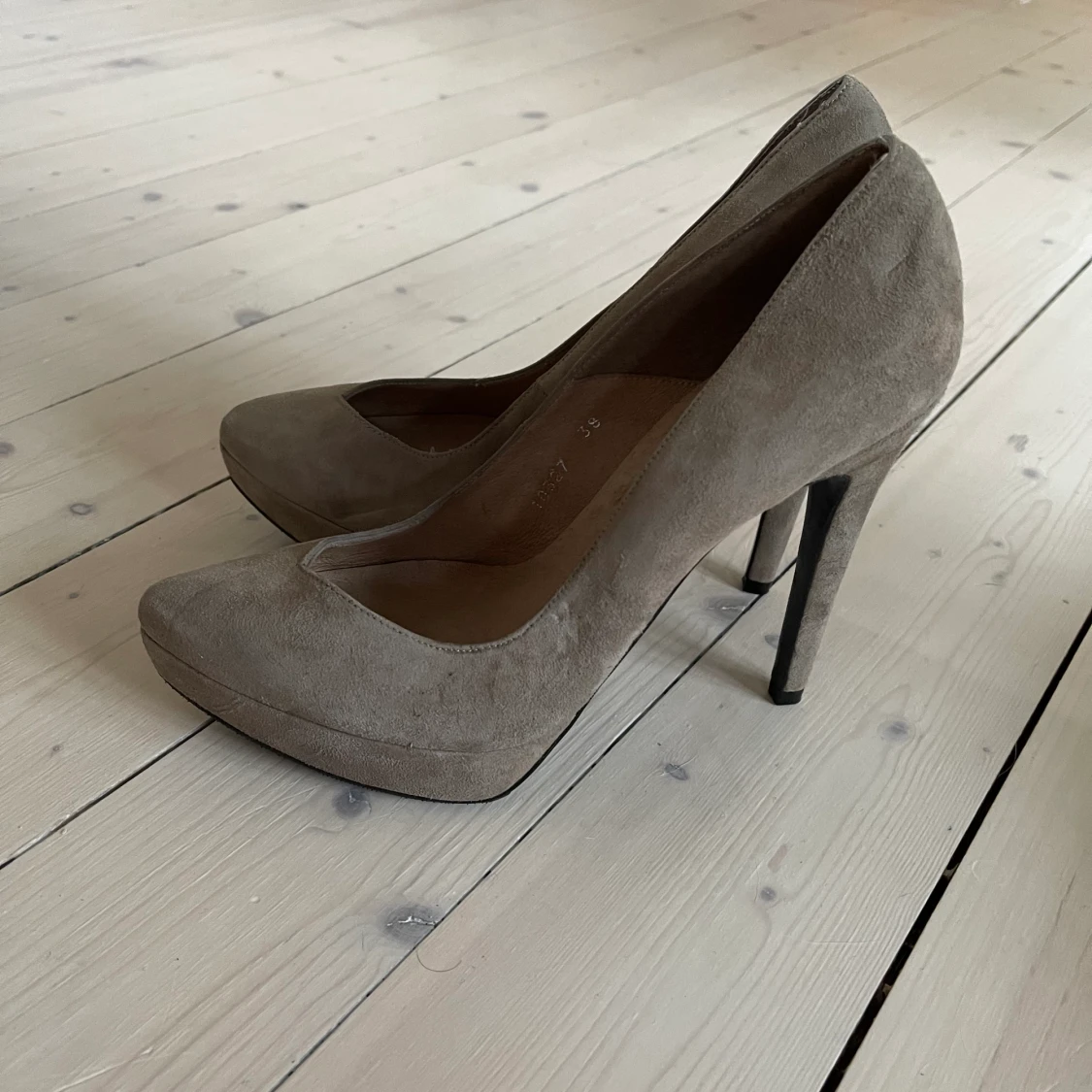 Rizzo Oanvända Mocka Pumps i stl 38 - 90
