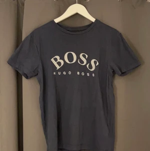 Hugo boss - Säljer min extremt sköna Hugo boss t-shirt. Köptes i Hugo Boss butiken för cirka 500kr. Den är marinblå med vit/grå text. Qr kod finns i tröjan. Det är en herrtröja men jag har använt den som en oversized tröja💞 köparen står för frakten frakten. Om ni har några andra frågor tveka inte att skriva! (Pris kan diskuteras)