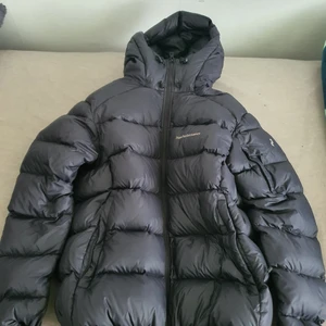 Peak jacka NY - Peak jacka helt ny som är köpt för 4000kr den har storlek L men passar M för de är bara armarna som är skillnaden   mitt pris 2000kr 