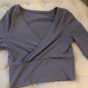 Tröja - Fin grå/lila tröja. Ganska bra material. Frakt betalas av köparen.