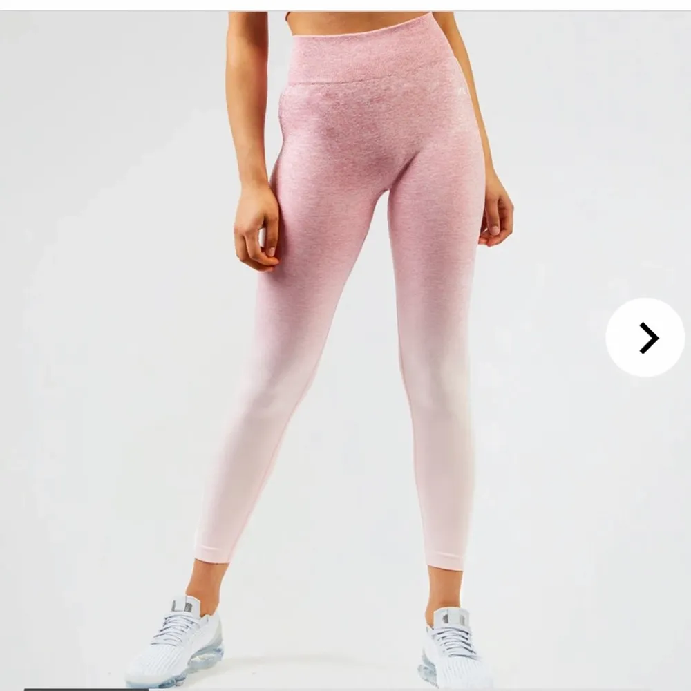 Säljer dessa tränings tights från AYBL. Bilden är från deras hemsida men kan skicka fler bilder om intresse finns💗 Storlek S.. Jeans & Byxor.