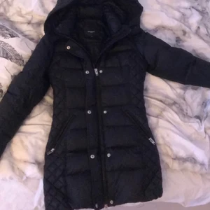 Rock and blue jacka  - Bra skick inga skador bara andvänd några gånger jag är 1,60 och de till kommer 2 fake päls en svart och en brun som aldrig e andvända pris kan diskuteras säljer jackan för köpt en ny som sagt den är i bra skick som ny:) kan mötas upp i Sthlm 