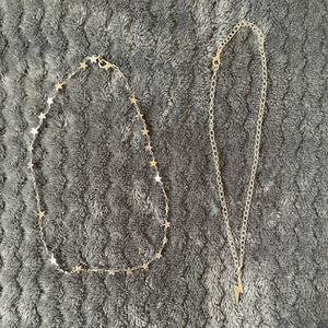 Två halsband i rostfritt stål  - Säljer dessa halsband i rostfritt stål. Så fina och stilrena. 60kr/st eller två st för 100kr! Frakt tillkommer på 11kr, hör av er vid frågor eller fler bilder 🥰❤️