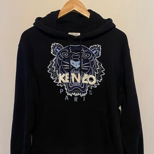 Kenzo hoodie svart - Kenzo hoodie svart.                                                           Storlek: small.                                                                  Skick: 9/10.                                                                       Pris: 1899kr (retailpris 3199kr)