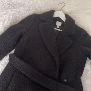 Lång teddy kappa - mysig teddy jacka. använd ett få tal gånger. 