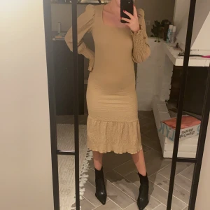 Lång klänning med axelvaddar - Snygg höstlig klänning men puffärmar och axelvaddar. 