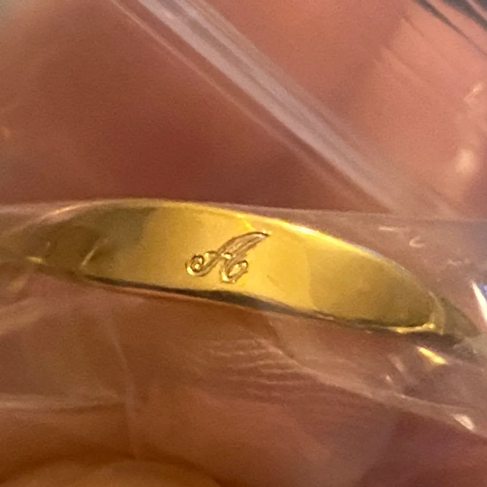 Superduperfin 24k guldpleterad silverring från Safira, med ett A ingraverat.  Råkat beställa fel storlek och på grund av graveringen kan jag inte skicka tillbaka den. Den är i storlek 19. Skriv privat för fler bilder💍. Accessoarer.