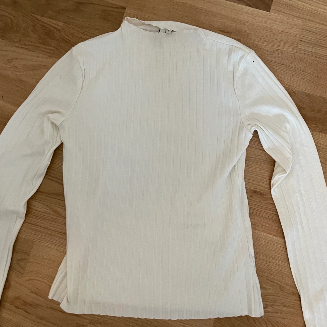 Vit ribbad tröja ifrån Nelly