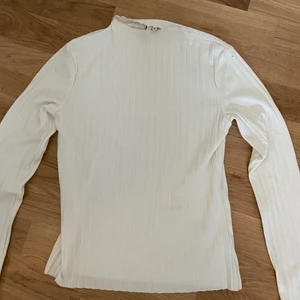 Vit ribbad tröja ifrån Nelly - Jättefin ribbad tröja ifrån nelly.com, används tyvärr för lite 