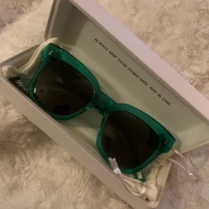 CHIMI solglasögon 🕶 💕 - Skitsnygga gröna/turkos färgade chimi solglasögon i modell AQUA #005 !💕 nyskick använda några gånger i somras. Skitsnygga nu till afterski/ skidsäsongen💕🕺🏼 450kr💕 450kr mötas 450kr postats!💕 gratis frakt 