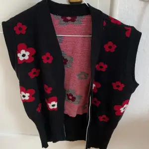 Black vest with flowers, very y2k, has no brand, great condition 