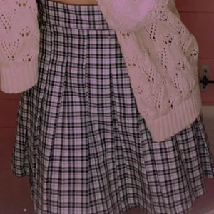 High school kjol - Vit lila svart rutig kjol från Bershka i strl XS. Använd några gånger, men i fint skick! ✨😇