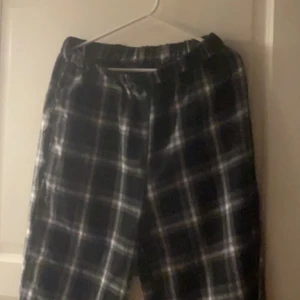 Pyjamasbyxor  - Säljer dessa super snygga pyjamasbyxrona. Använde aldrig dom, endast provade men dom passade inte så aldrig använda(andra bilden är lånad bild) dom är i storlek M men skulle säga att dom passar S och L, beror lite på hur man vill att dom ska sitta! 💞💞💞