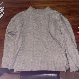 Stickad tröja  - Fin beige-grå stickad tröja i bra skick