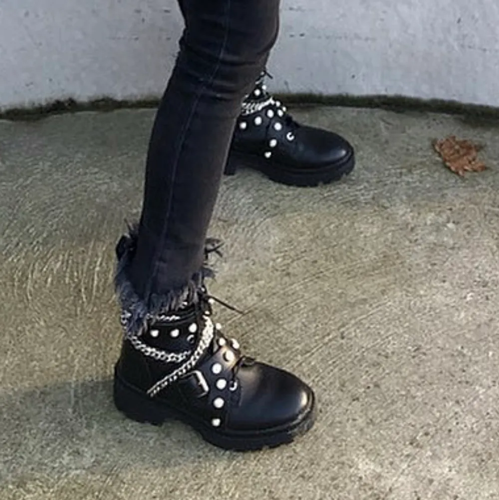 Svarta boots med nitar från Zara, sparsamt använda så i fint skick. Snyggt både till en klänning men även till jeans som på bilden⚡️💖🥰. Skor.