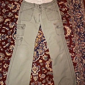 Cargo pants - Verkligen sååå snygga lågmidjade cargo pants köpta här på PLICK men som tyvärr är för små😫🥲 står storlek 2 i dem vet inte riktigt exakt vad det är men skulle säga XS/S beroende på hur man vill att de ska sitta🍒💋 Midjemåttet är 75cm och om du har fler frågor så är det bara att kontakta mig❤️‍🩹❤️‍🩹