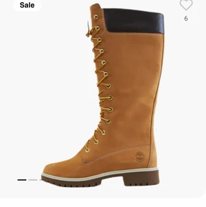 Timberlands, 38 - Säljer mina timberlands nästa helt nya använd 2 gånger pga för stora, nypris 2200, mitt pris 1000 kan gå ner lite vid snabb affär strl 38. 