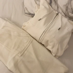 Juicy couture  - Säljer min fina juicy couture dress som är köpt för mindre än 2 veckor sedan, färgen vit, byxorna är storlek XS och koftan är storlek S och den är bara använd 1 gång 