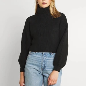 Stickad croppad tröja  - Säljer denna stickade helt oanvända croppade tröjan. Tröjan är ifrån monki och köptes för 299 kr <3 helt oanvänd, endast testad 1 gång. Den är i storlek M men passar allt från S-L bäst. Skriv privat för fler bilder! Inga defekter, har endast tagit av prislapparna. Buda i kommentarerna från 70kr <3 Säljer inte den för dyrare än originalpriset så vill du köpa direkt köp den för 299 kr inkl frakt. 