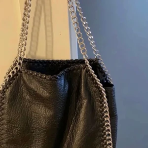 Väska ifrån scorett  - Väska ifrån scorett. Mycket utrymme. Buda ifrån 100kr. Köparen står för frakten som är 50kr. Nypris 550kr. ⚡️⚡️⚡️⚡️