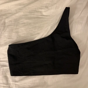  topp från zara <3 - Säljer denna fina topp från zara som är använd ca 3 gånger. Denna modell finns inte längre att köpa. Buda i kommentarerna från 60kr eller köp direkt för 170kr + frakt. 