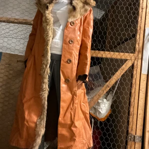 läder jacka - Så jävla snygg vintage kappa i peach färg. Äkta läder och päls, köpt i new york för 1600kr. Man kan knyta runt och där bak. Pris kan diskuteras och jag möts gärna upp i Sthlm city🤗🤗