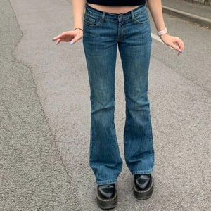 Brielle 90s jeans  - HEJ!! säljer mina trendiga jeans från brandy melville🥰 Midjemått är 80cm, längden passar på någon som är runt 160-170 cm. Använda ett fåtal gånger. Som nya förutom ändast en liten uppslitning längst ner på benet som ni ser. Skriv privat om ni är intresserade att köpa eller har frågor. 