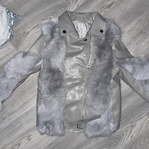 Pälsjacka - Helt ny pälsjacka från dennismaglic, nypris 5000:-