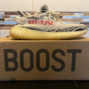 Adidas yeezy 350 - Yeezy 350 ”zebra”, väl använda från några år tillbaka, tyvärr inga inner sulor