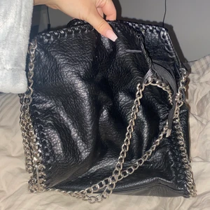 Tiamo väska - MINA BILDER FÖRUTOM BILD NR 2! Tiamo väska köpt för 550kr på Scorett för 1,5 år sen. Säljer pga att jag inte använder den. Nyskick. 250kr + frakt❣️ Ej budgivning! 