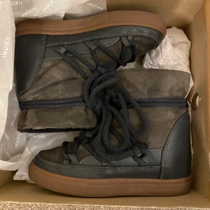 INUIKII Sneaker Classic Wedge Dark Grey - Säljer mina superfina vinterskor från Inuikii, storlek 38. Köpta på plick men var tyvärr lite för stora för mig. Sparsamt använda och i bra skick utan några defekter. Nypris är €260, motsvarar ca 2700kr🥰