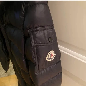 Moncler jacka - ❗️Lägger upp igen pga oseriösa köpare❗️.                               Säljer nu min absoluta favorit jacka då den tyvärr börjat bli för liten. Köpte den 2018 på NK, jackan är i perfekt skick alltså inga revor eller liknande. Den är självklart äkta,osäker på om kvitton finns kvar men äktighetsbevis finns i form av scanning kod. Jackan är i modellen anni och barnstorlek 12, skulle säga att den passa xxs-xs. Köparen står för frakten. Buda med minst 10kr mer. Direkt köp 4000💕