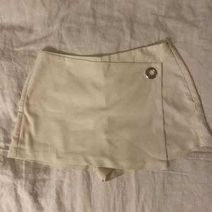 Vit skort (byxkjol) - kostymbyx-material. Såå snygga och passar till allt!