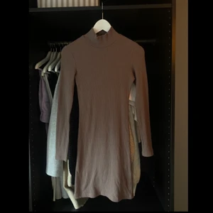 Brun turtleneck klänning  - Superfin klänning i tajt modell i en fin brun färg som nästan går åt det rosa/lila hållet! Storlek S, köpt på Chiquelle har jag för mig för ca 5 år sedan. Sparsamt använd💛 Säljer för 100kr + frakt 🌸 Köptes för ca 300kr!