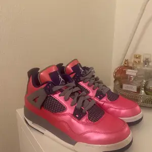 Skit snygga Jordan 4 retro Pink foil äkta såklart. knappt använt de därav säljer de. Köparen står för frakten!  Vid snabb affär kan tänka mig gå ner i pris. 