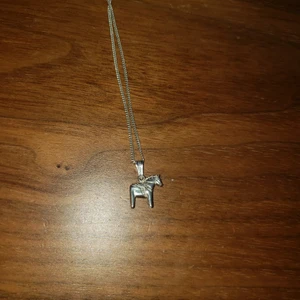 Halsband med dalahäst - Köpt på en souvenir butik i Dalarna för cirka 1,5 år sen. Halsbandet och berlocken är i stearling siver 925. Ordinarie pris 299kr.